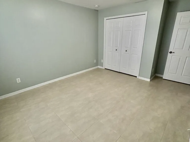 1405 Trafalgar Pkwy — Photo 50