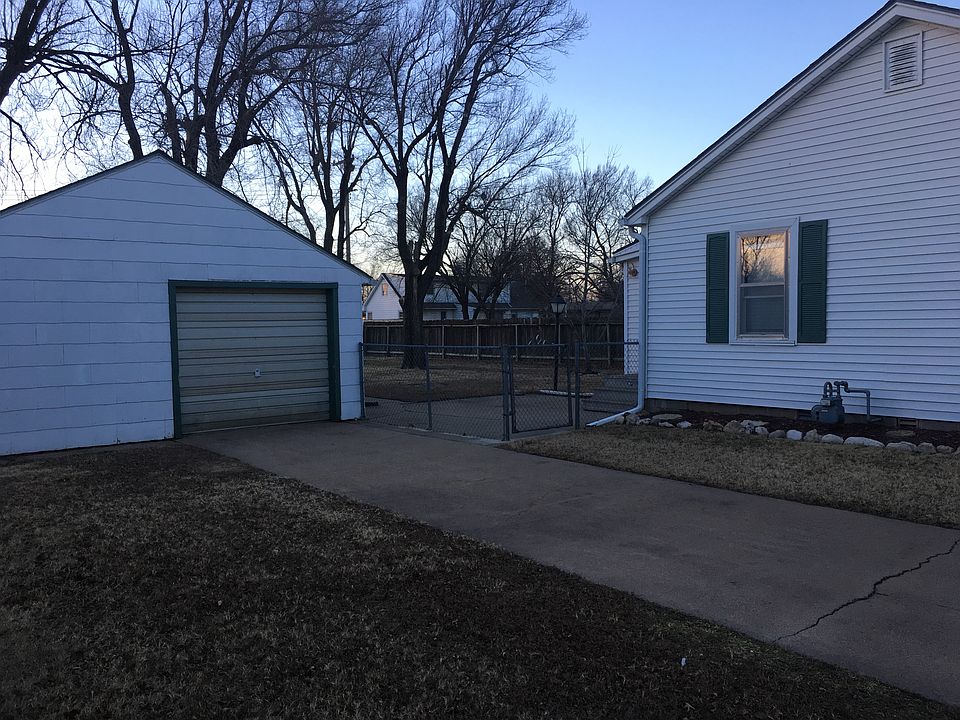 Detached garage and driveway