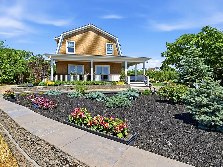 3104 Sound Ave — Photo 1