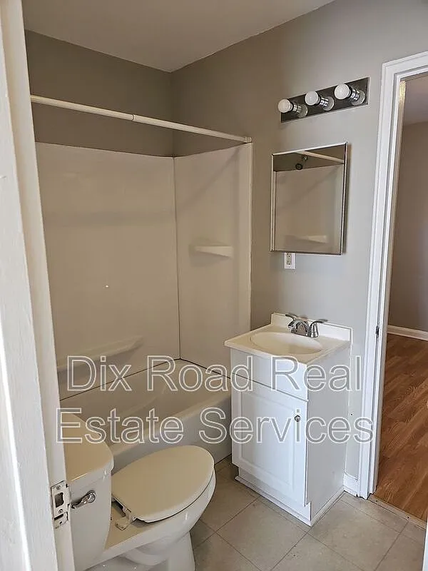 2 bed, 1.0 bath, $725 — Photo 3