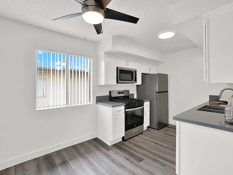 Sunset Square Apartments — Photo 15