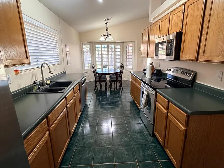 2560 S Vineyard — Photo 13