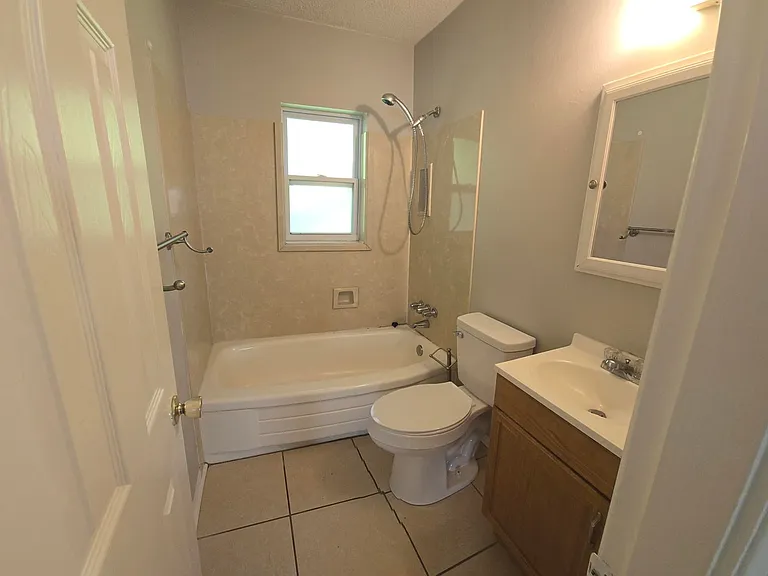 712 Newport Dr — Photo 14