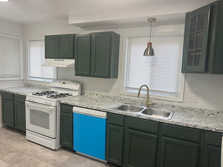 28542 Rosewood St — Photo 4