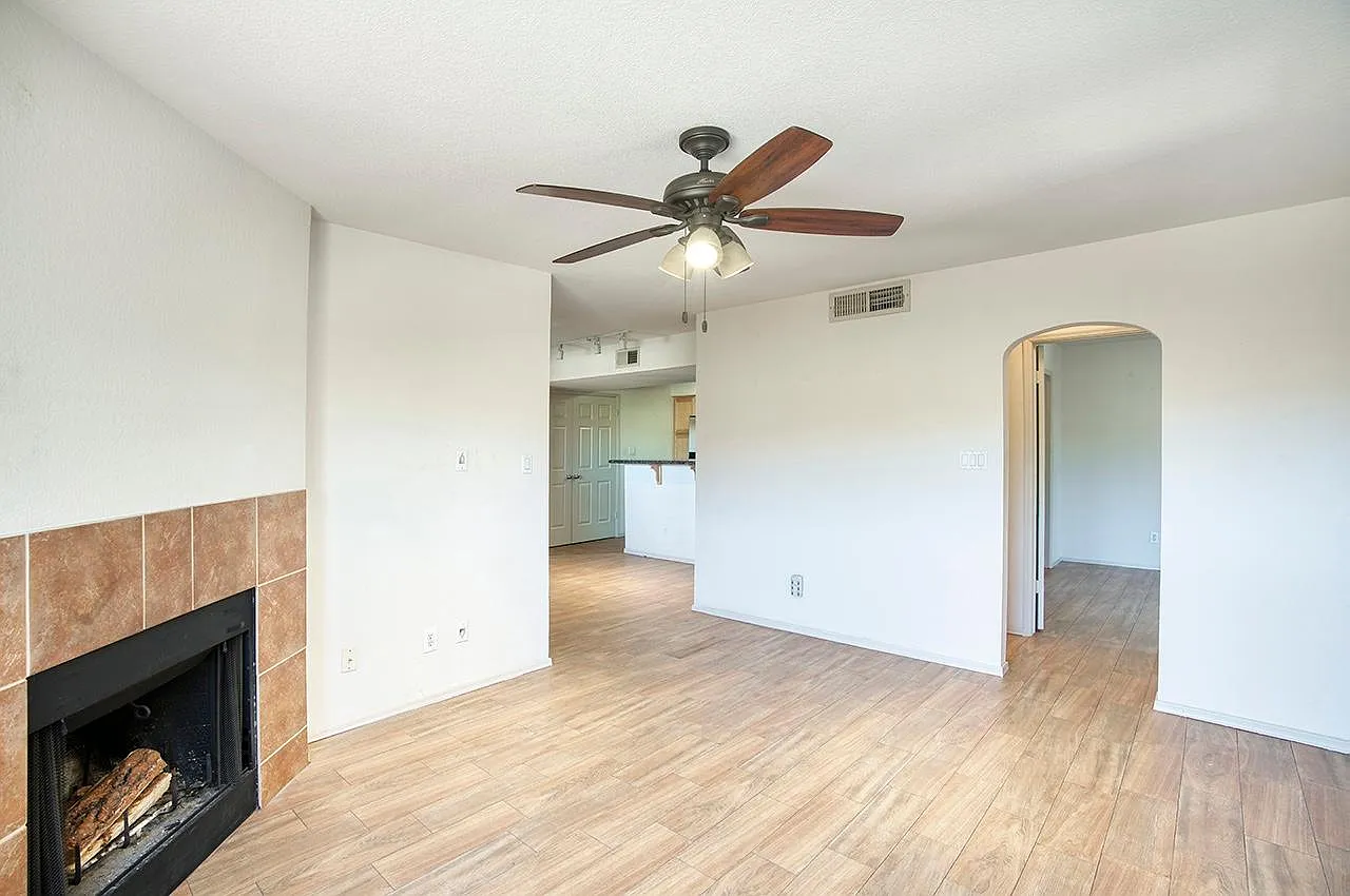 8787 E Mountain View Rd — Photo 4