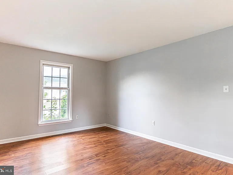 121 Nottingham Ct — Photo 19