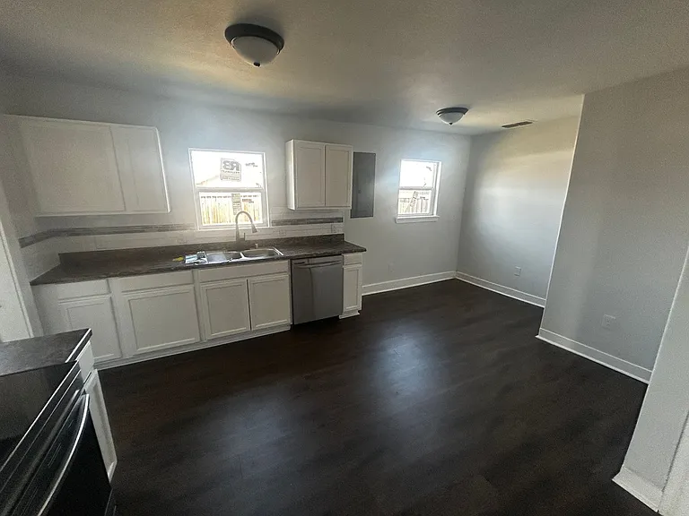 1742 Victoria St — Photo 6