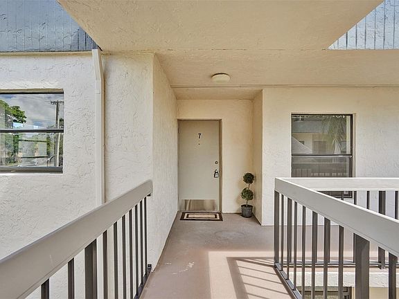 4th image of 285 SE 10th Street #7A