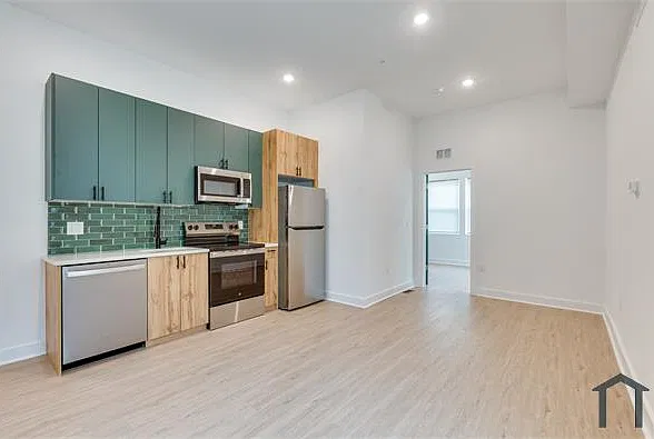 2502 N Lawrence St — Photo 2