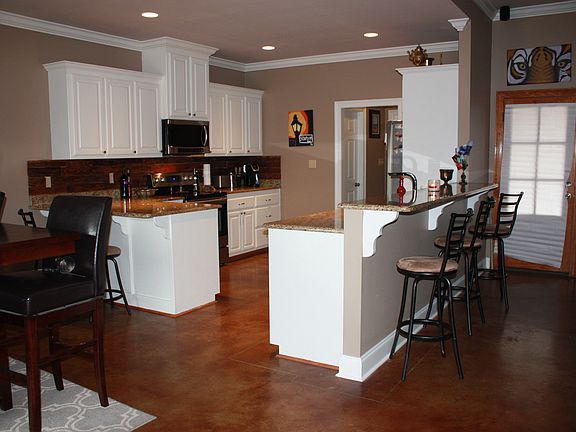 3rd image of 6744 Lone Oak Dr