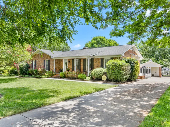 1615 Regency Dr, Burlington, NC 27215