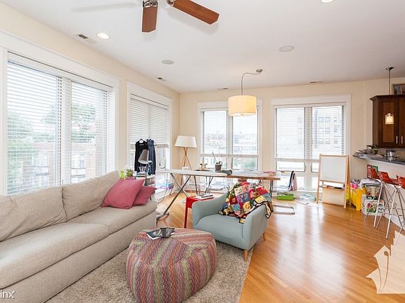 2nd image of 1035 W Belmont Ave #4W