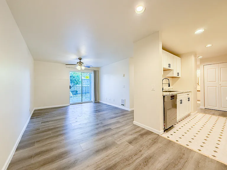 Stone Court Apartments — Photo 36