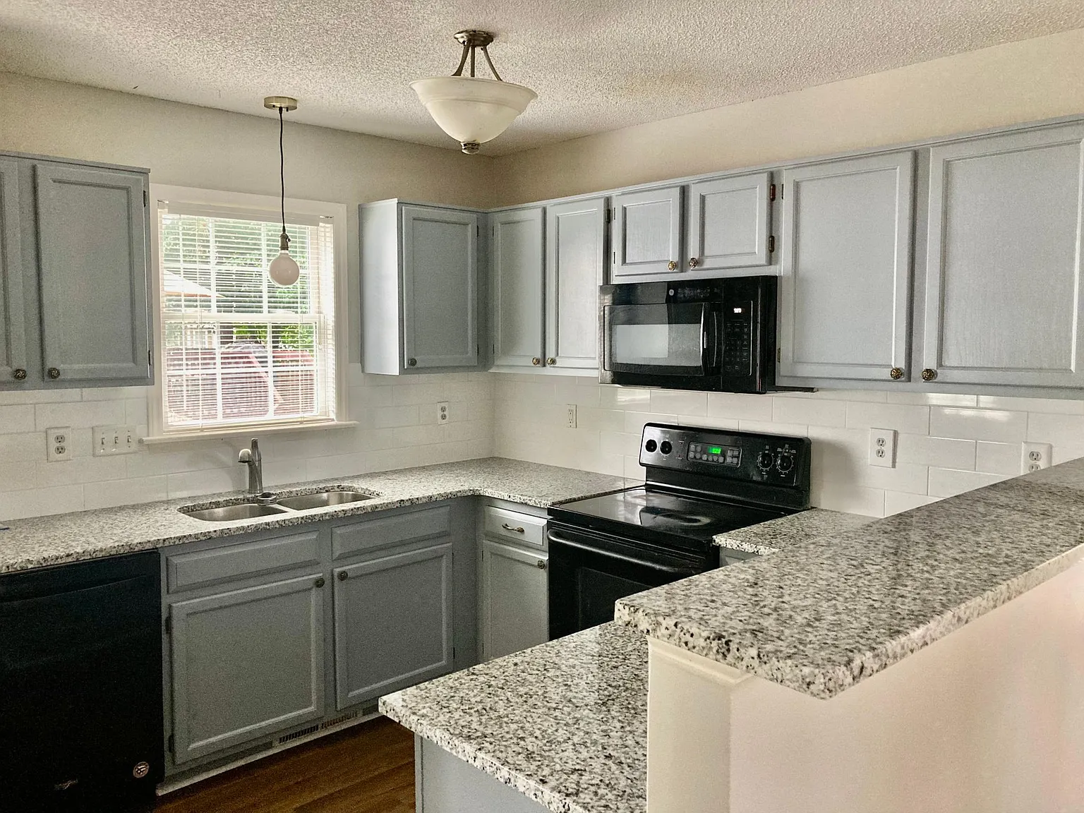 5 bed, 2112 sqft, $2,345 — Photo 4