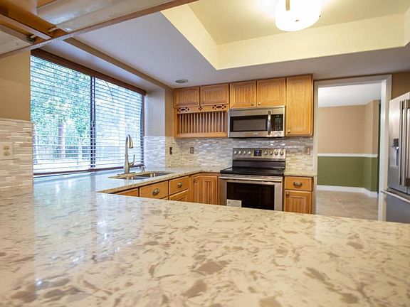 4th image of 618 Birkdale Cir W