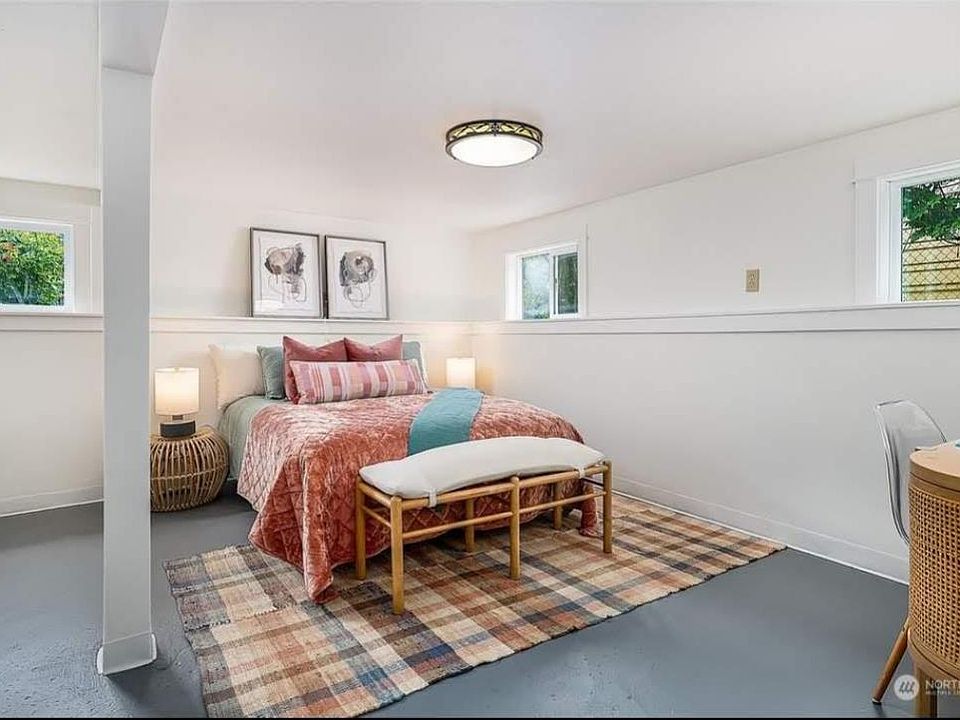 Spacious area for either living room or 2nd bedroom.