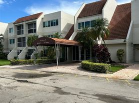 100 Lakeview Dr