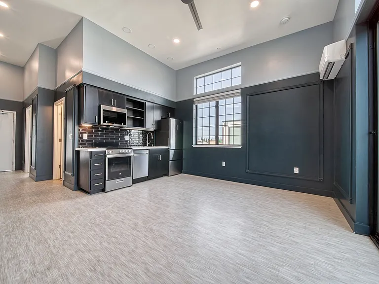 2275 Springfield Dr — Photo 2