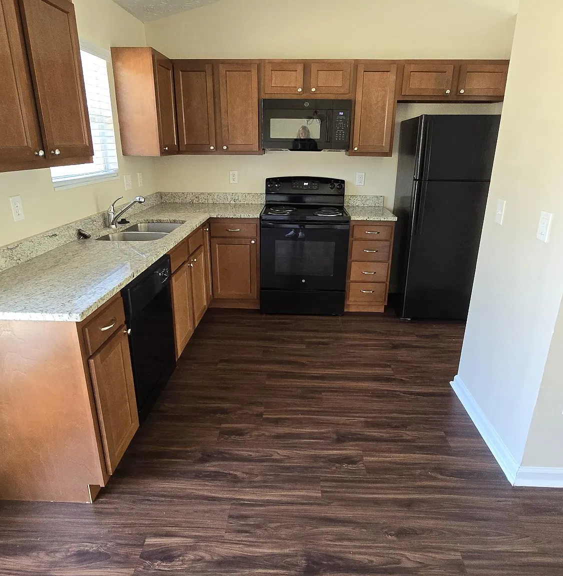3 bed, 2.5 bath, 1480 sqft, $2,050 — Photo 4