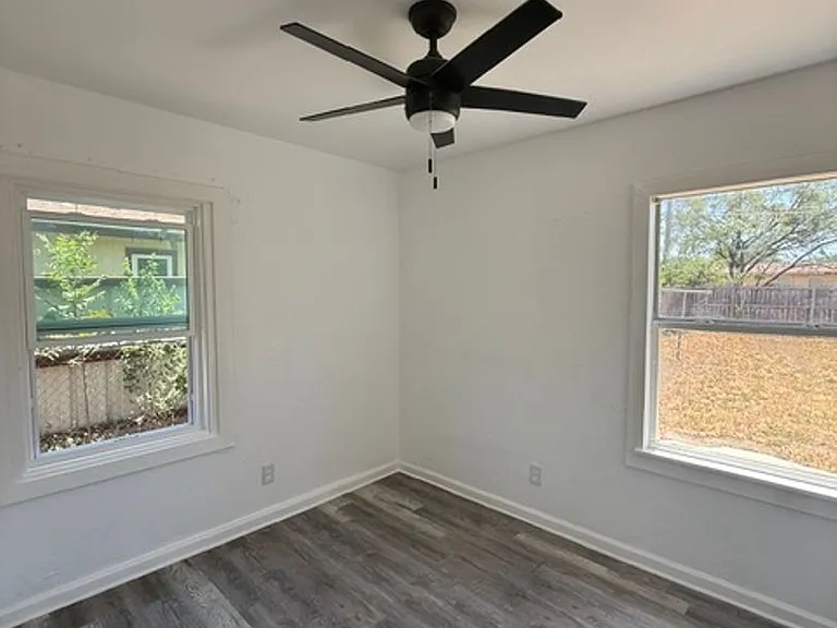 5225 Encino Rd — Photo 4