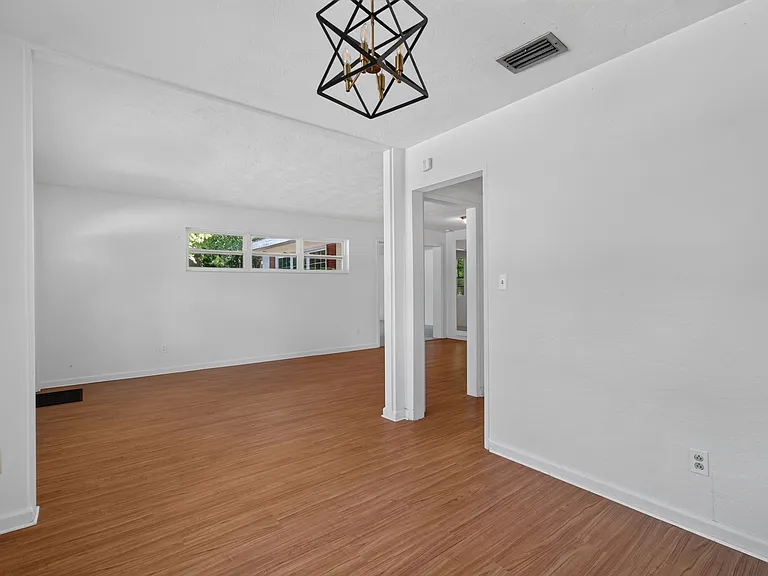 1524 NE 8th St — Photo 12