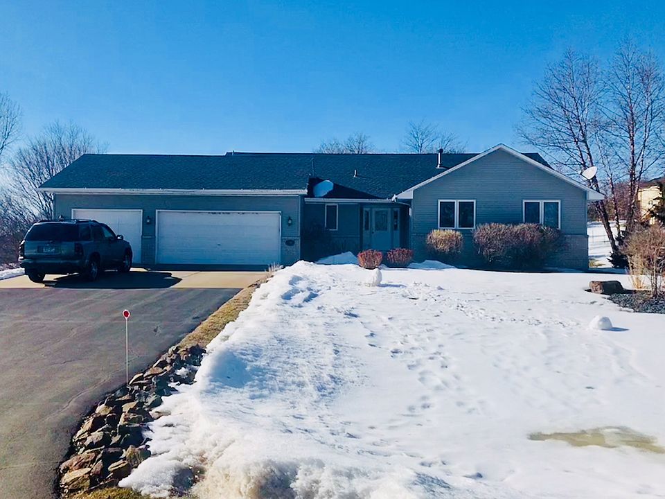 Walk out rambler on 1 acre!