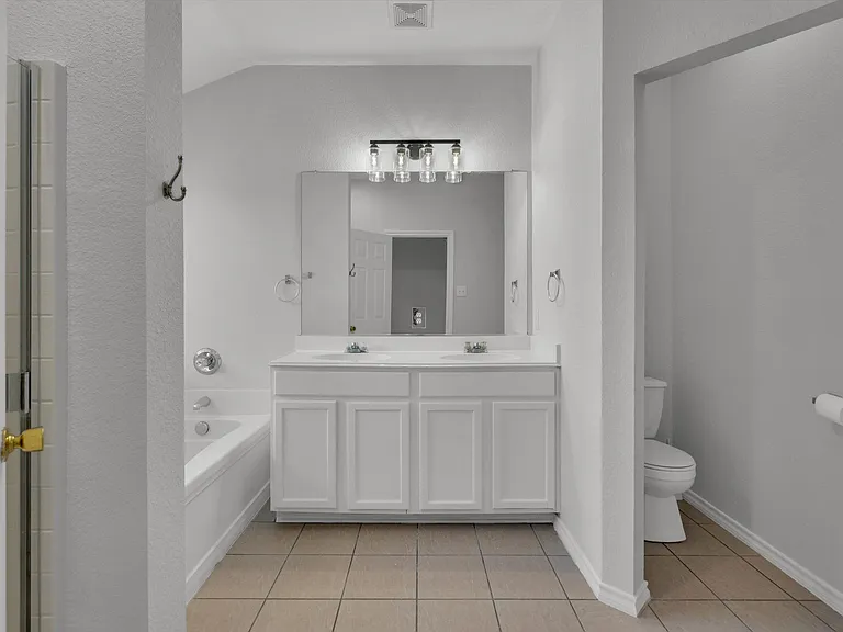 712 Riverhead Dr — Photo 22