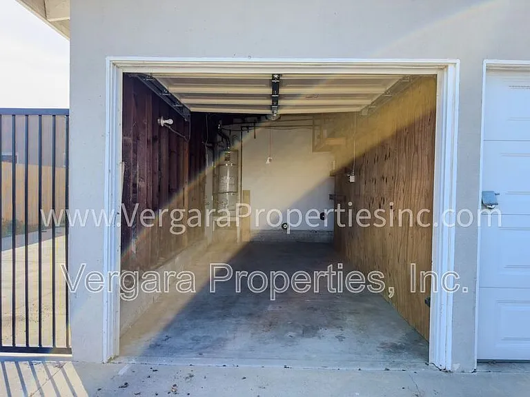 18012 Manhattan Pl — Photo 30