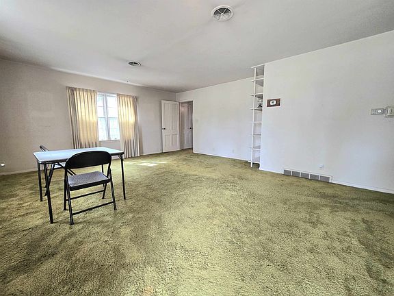 2nd image of 822 E 5th St