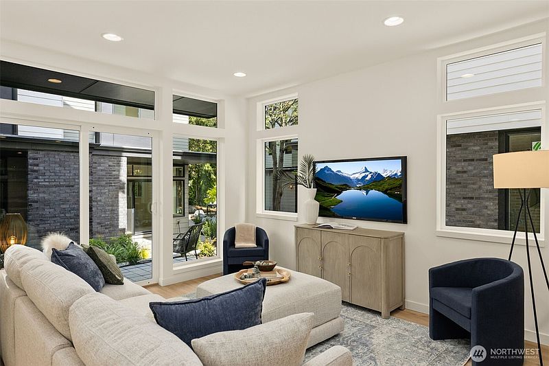 4th image of 8323 A 12th Avenue NW