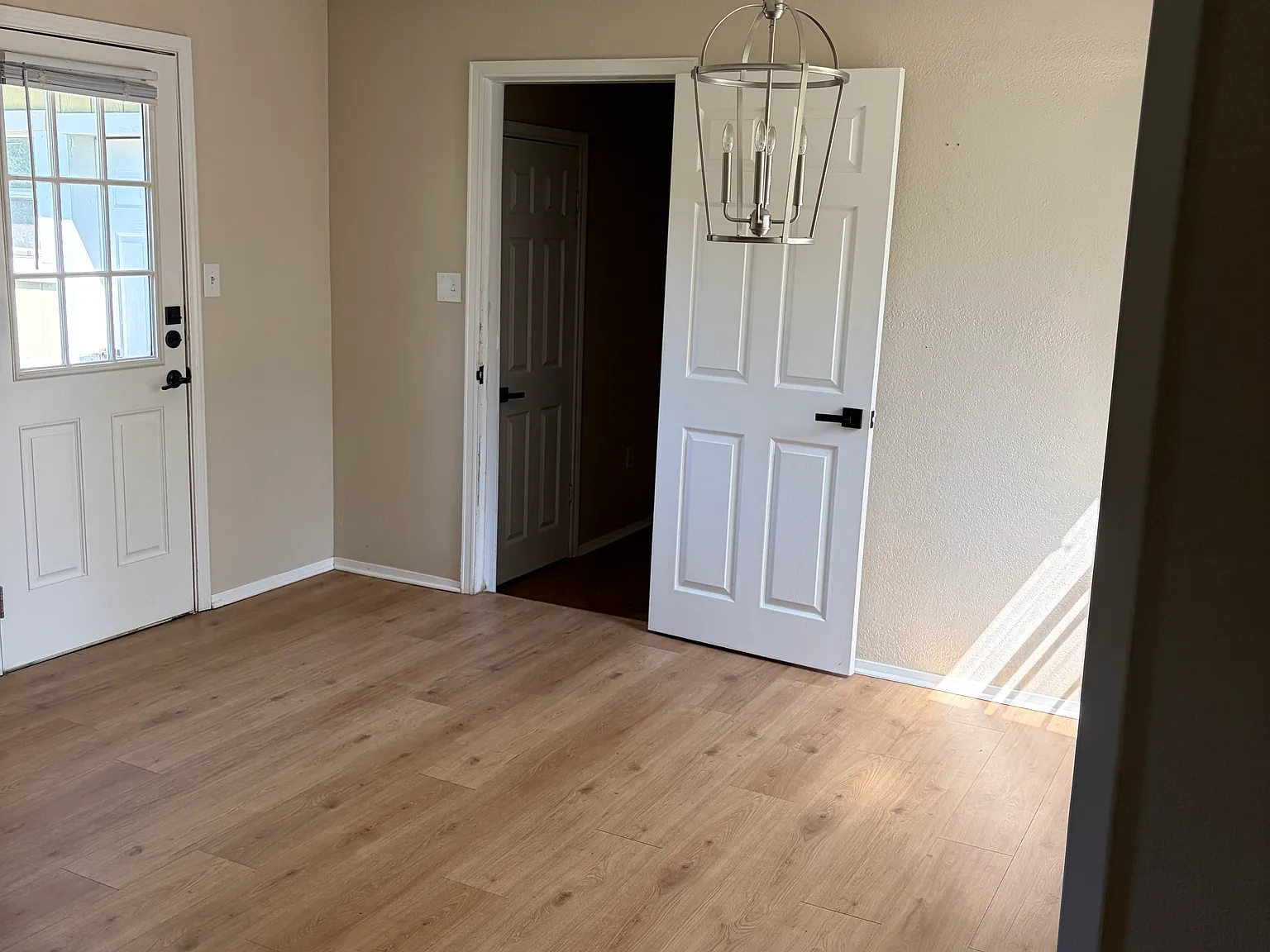 3 bed, 1272 sqft, $1,997 — Photo 3