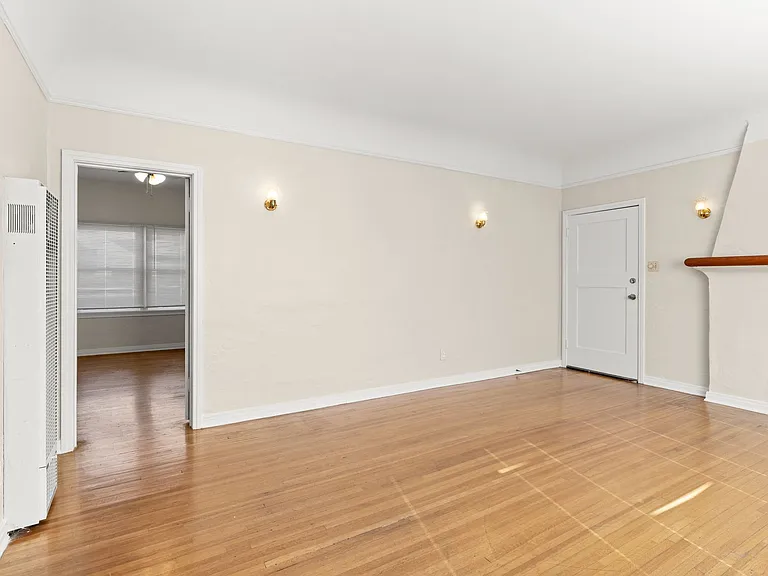 1715 Termino Ave — Photo 5