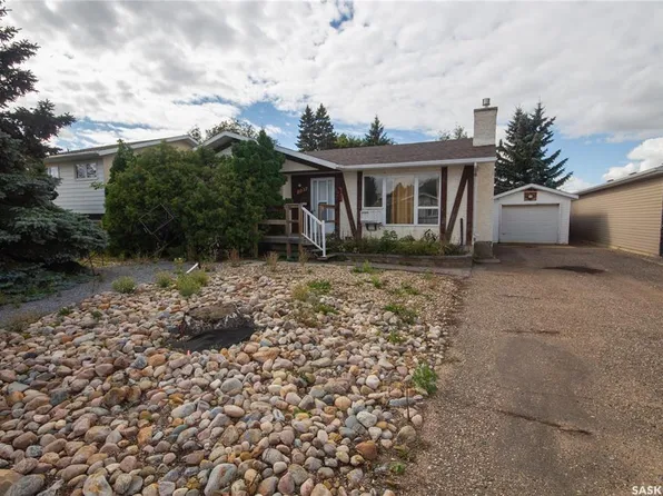 11037 Martin CRESCENT, North Battleford, SK S9A 3M9