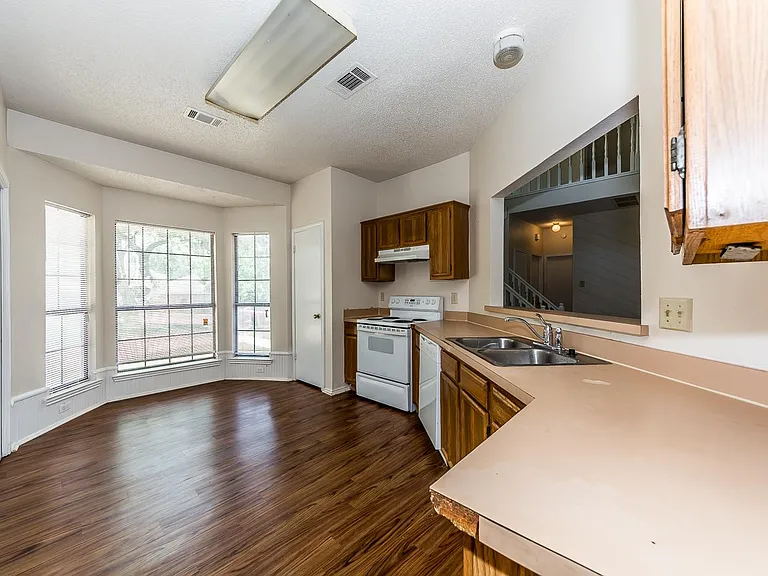 2710 Francisco Dr — Photo 23
