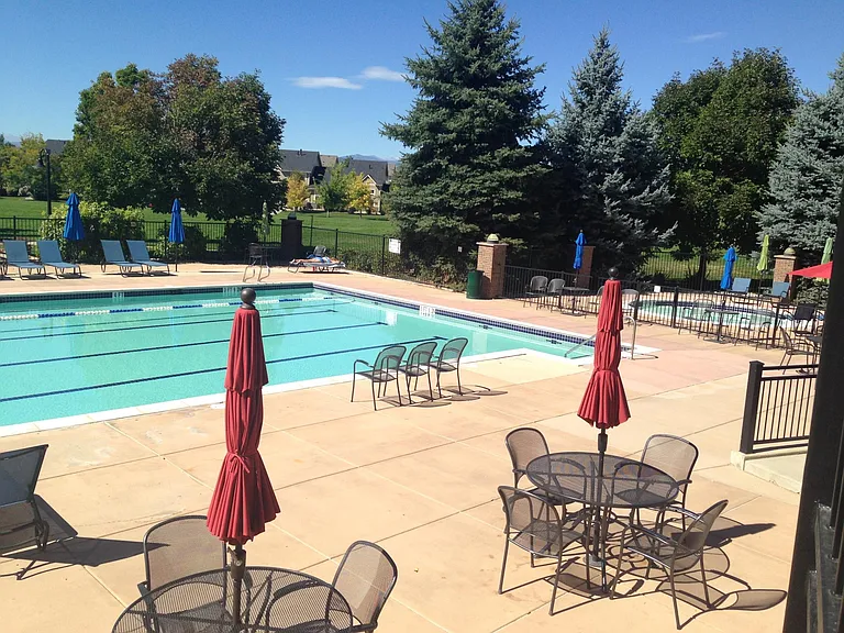 Pool and clubhouse included in rent