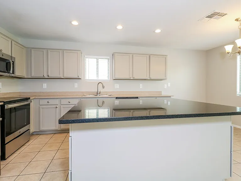7412 S 37th Dr — Photo 8
