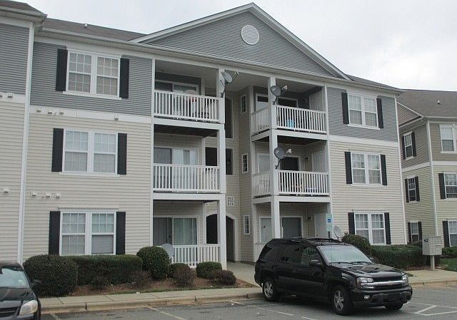 2nd image of 970 Plaza Walk Dr