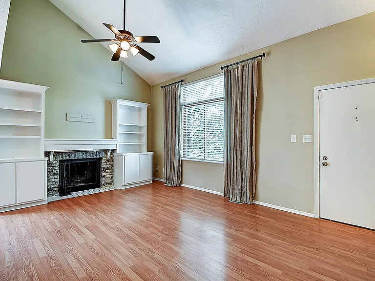 311 E Saint Clair St — Photo 5