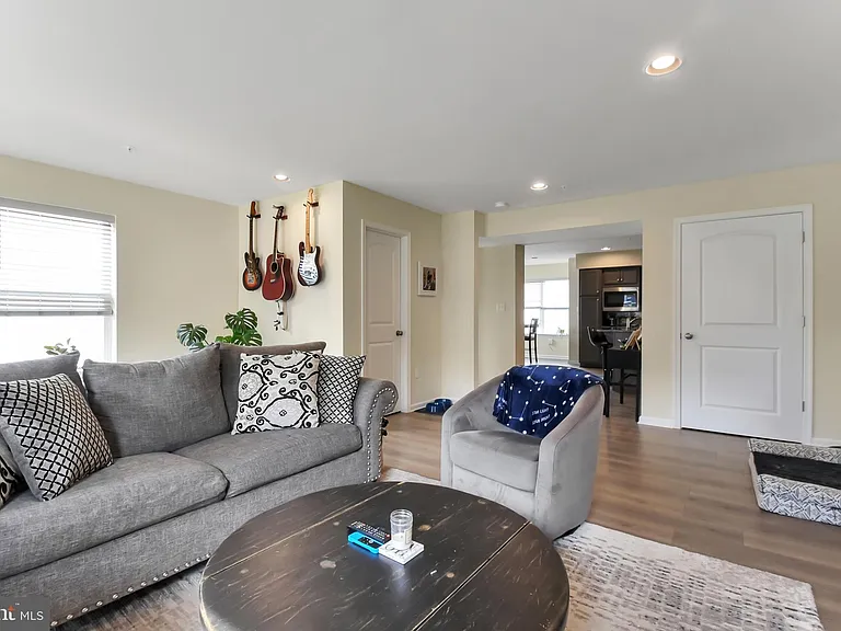 121 High Pointe Dr #38 — Photo 6