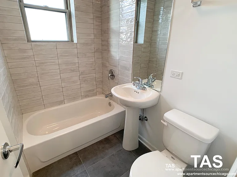 940 W Winona St #605 — Photo 7