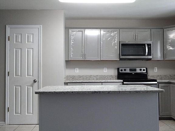 4th image of 190 Goldsborough Dr