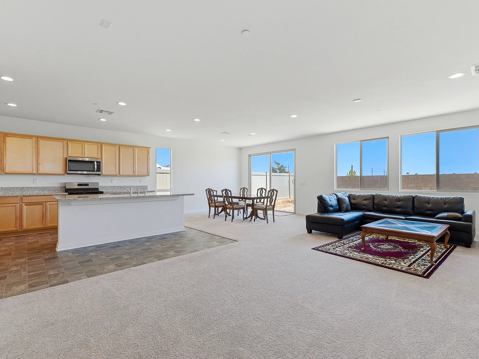 6 bed, 2584 sqft, $1,050 — Photo 3