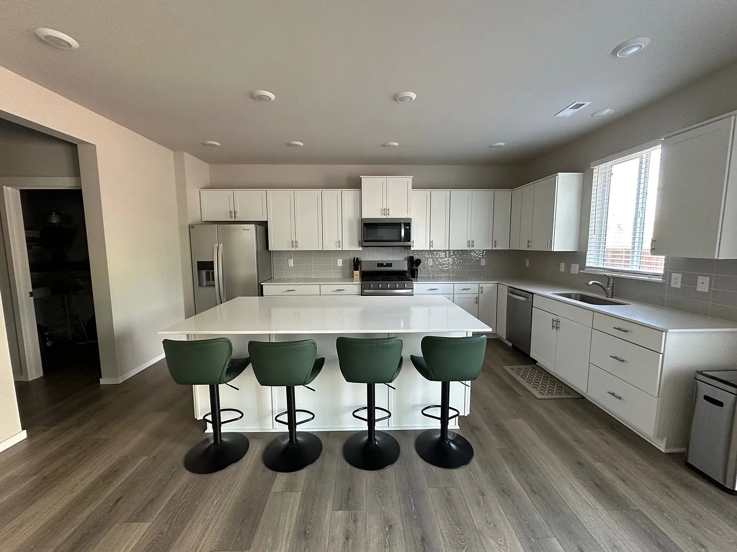 Rental! Spacious 6-Bedroom Home Near Jblm Built In 2025 — Photo 3
