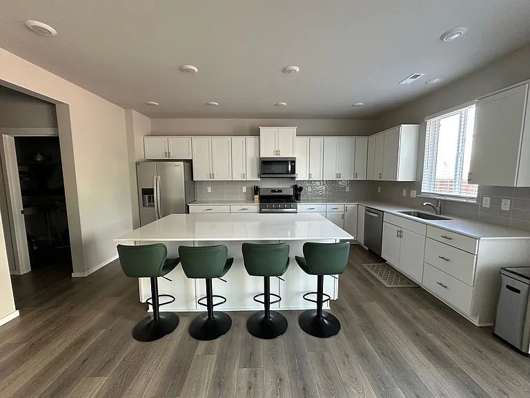 2406 Hyde Ct NE — Photo 3