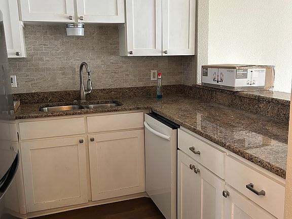 U shaped Kitchen w/ Granite Countertops