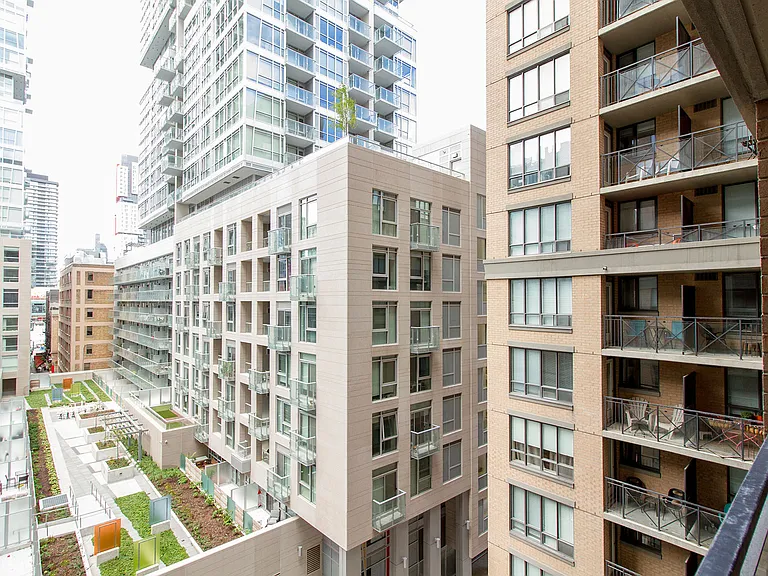 140 Simcoe St — Photo 5