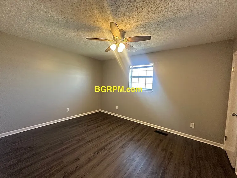 1099 W Elm St — Photo 42