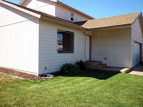 Newer home-LARGE YARD!