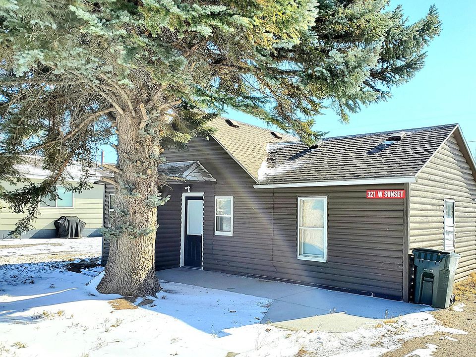 Cute log house in an excellent location, backs up to Sunset Park