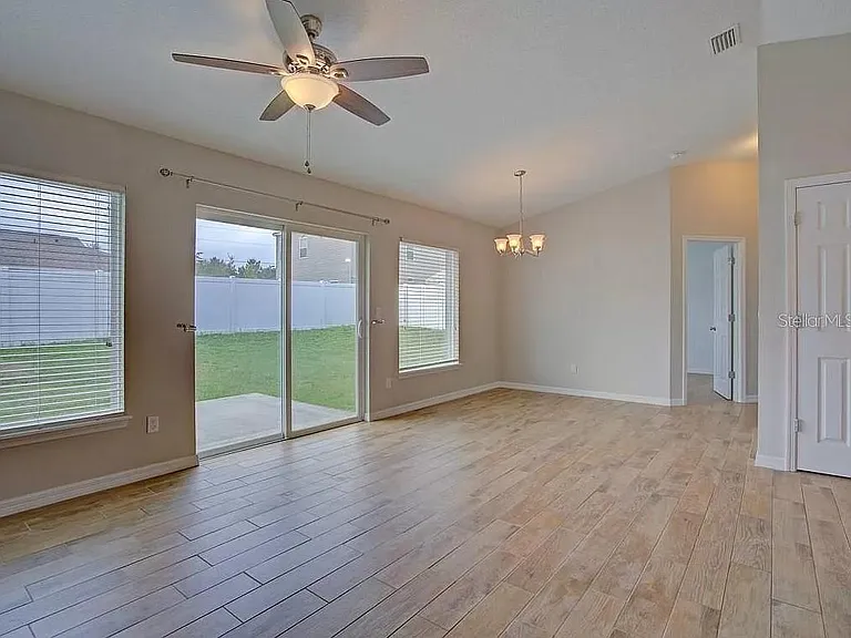 1037 Cass Ave — Photo 4
